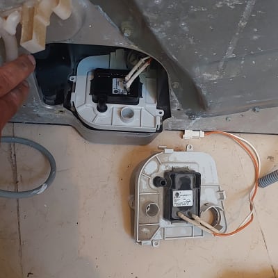 חלקי מכשיר חשמלי מפורקים עם כבלים וכלי עבודה