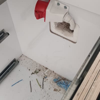 שקע חשמלי עם חוטים חשופים ואבק