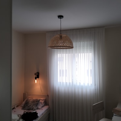 מנורת תקרה ומנורת קיר עם נורה חשופה