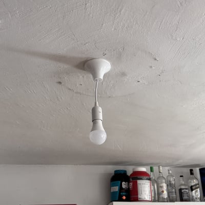 נורה תלויה מהתקרה עם חוט חשמל לבן