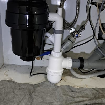 מערכת צינורות מתחת לכיור עם מסנן שחור