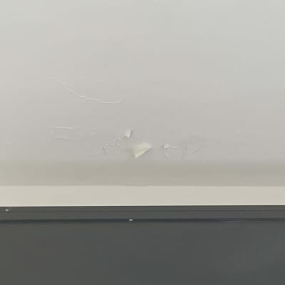 קיר עם קילופי צבע ותקרה לבנה