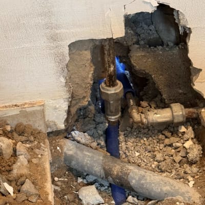 תיקון צנרת מים בקיר עם צינור כחול