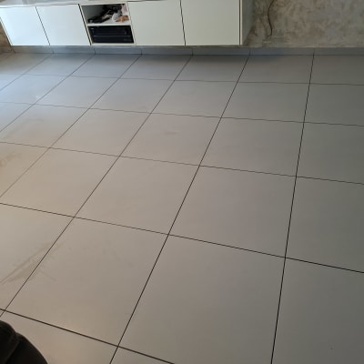 רצפה נקייה עם אריחים גדולים בחדר מגורים