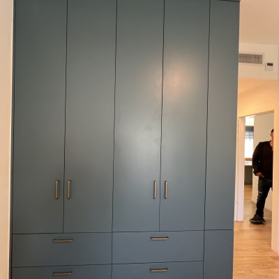 ארון עץ כחול עם ידיות מתכת