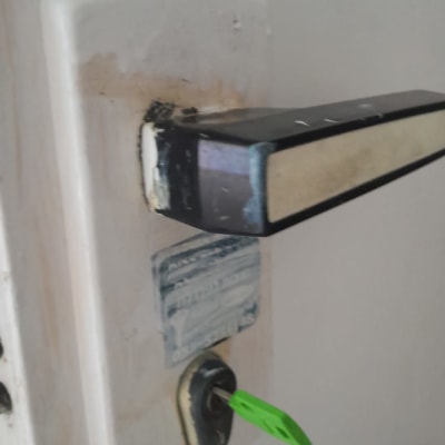 מנעול דלת עם מפתח ירוק במנעול