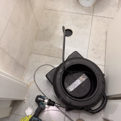 כלי עבודה וצינור בחדר אמבטיה