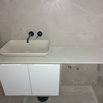 כיור על משטח שיש עם ברז שחור