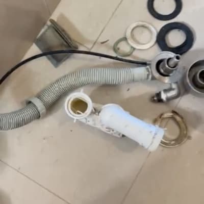 חלקי צנרת, אטמים וצינור גמיש על הרצפה