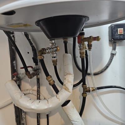 צנרת ומחברים במערכת חימום מים