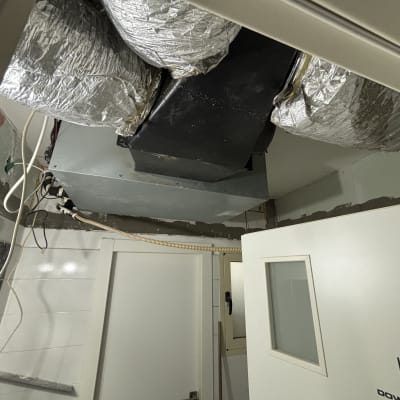 מערכת מיזוג אוויר מותקנת בתקרה עם צינורות מבודדים