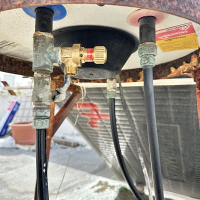 חיבורים וצינורות מתכת במערכת חשמלית