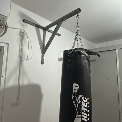 שק אגרוף תלוי על מתקן קיר בחדר פנימי