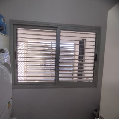 תריסים אופקיים פתוחים בחלון פנימי