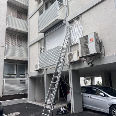 תריסים סגורים על מרפסות בניין עם סולם צמוד