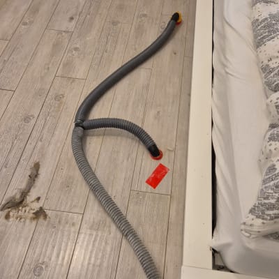 צינורות גמישים על רצפה ליד מיטה לייבוש