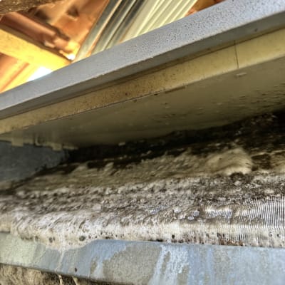 יחידת מיזוג אוויר עם הצטברות לכלוך וקרח