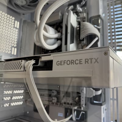 כרטיס מסך GeForce RTX בתוך מארז מחשב עם כבלים לבנים