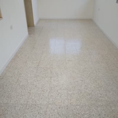 רצפה נקייה ומבריקה בחדר ריק