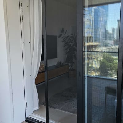 דלת הזזה מאלומיניום עם מסגרת כהה