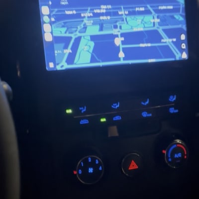 מערכת ניווט ברכב עם מסך מגע ותצוגת בקרת אקלים