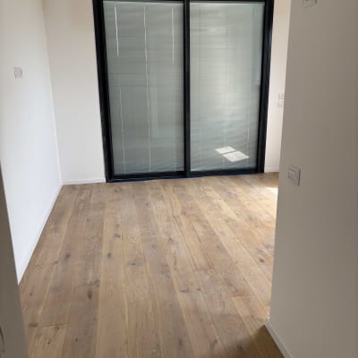 רצפת פרקט עץ בחדר עם דלתות זכוכית