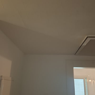 תקרה עם מתגי תאורה וחלון