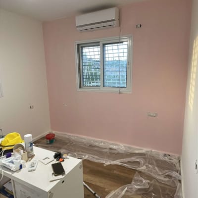 חדר צבוע בצבע ורוד עם ציוד צביעה