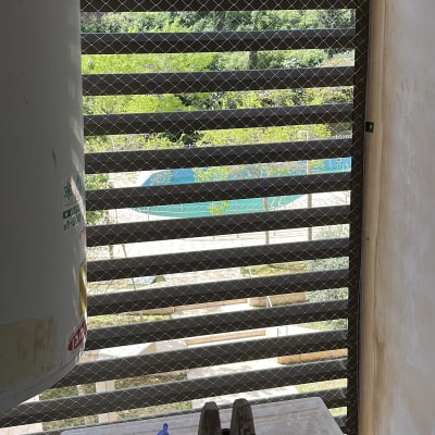 רשת למניעת כניסת יונים במרפסת