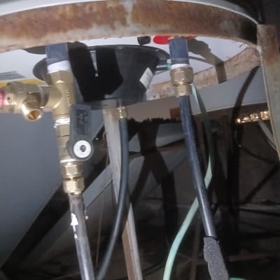 חלקים תחתונים של דוד שמש עם צינורות וחיבורים