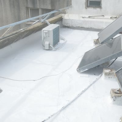 גג עם מערכת מיזוג אוויר ואיטום לבן