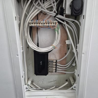 ארון תקשורת עם כבלים ומחבר רשת