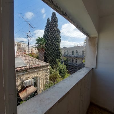 רשת יונים מותקנת במרפסת למניעת כניסת יונים