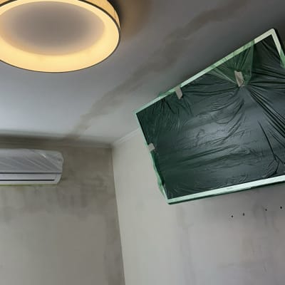 תקרה עם סימני רטיבות ותאורה עגולה