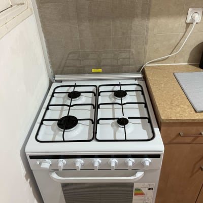 תנור גז עם ארבעה מבערים במטבח