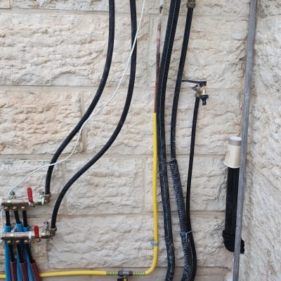 צנרת גז ומים מותקנת על קיר חיצוני