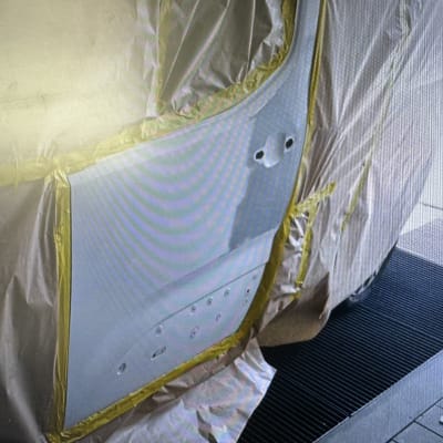 דלת רכב מכוסה בנייר לקראת צביעה או תיקון