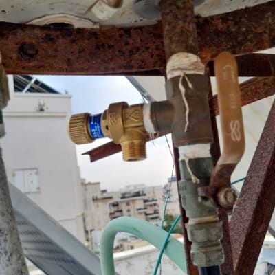 שסתום וצינור על גג, עבודה בתחום האינסטלציה