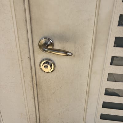 ידית ודלת עם מנעול מתכת