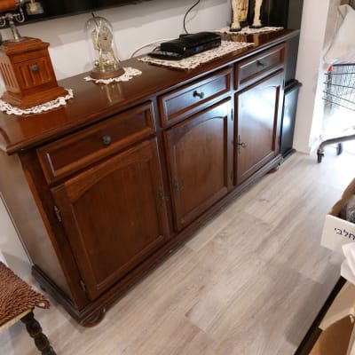 ארגזים וארון עץ כהה על רצפת עץ