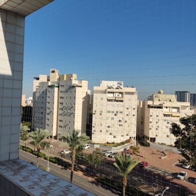 רשת למניעת כניסת יונים במרפסת בניין