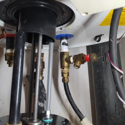 חלקים פנימיים של דוד שמש עם צינורות ושסתומים