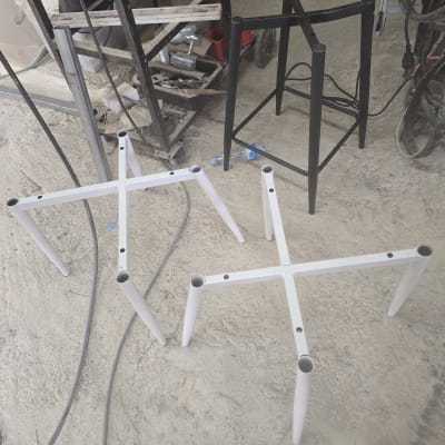 מסגרות מתכת לבנות ושחורות באתר עבודה