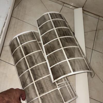 מסננים מלוכלכים של מזגן על רצפה