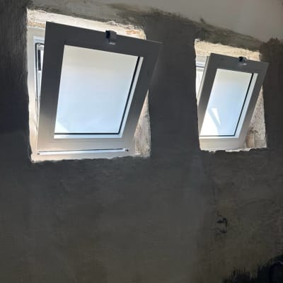 שני חלונות מותקנים בקיר בטון