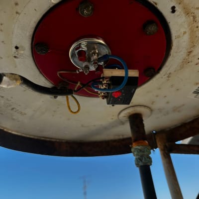 חיבורים חשמליים בתחתית דוד שמש על גג