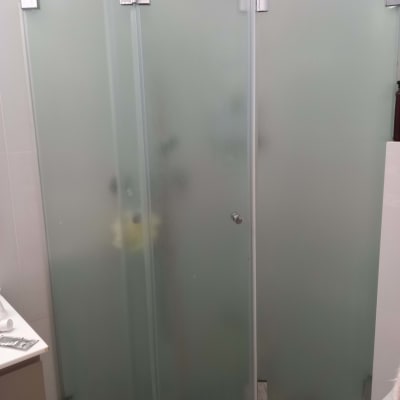 דלתות זכוכית למקלחת בחדר אמבטיה