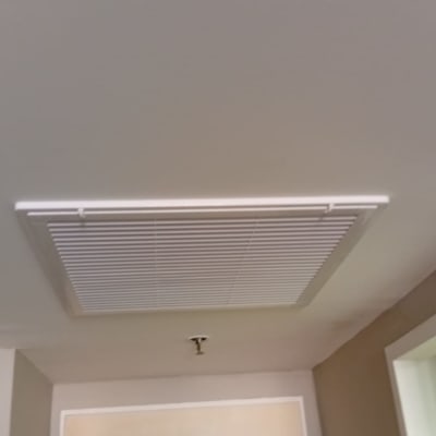 תמונה של תקרה עם פתח אוורור מותקן