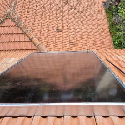 קולטן שמש מותקן על גג רעפים אדום