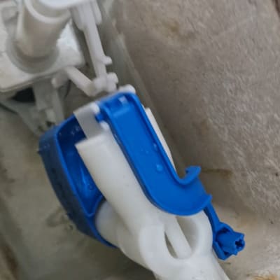 שסתום פלסטיק כחול ולבן במערכת אינסטלציה